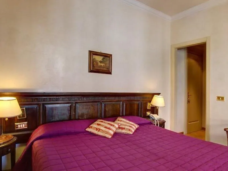 Hotel Cinquantatre Rom 3*,